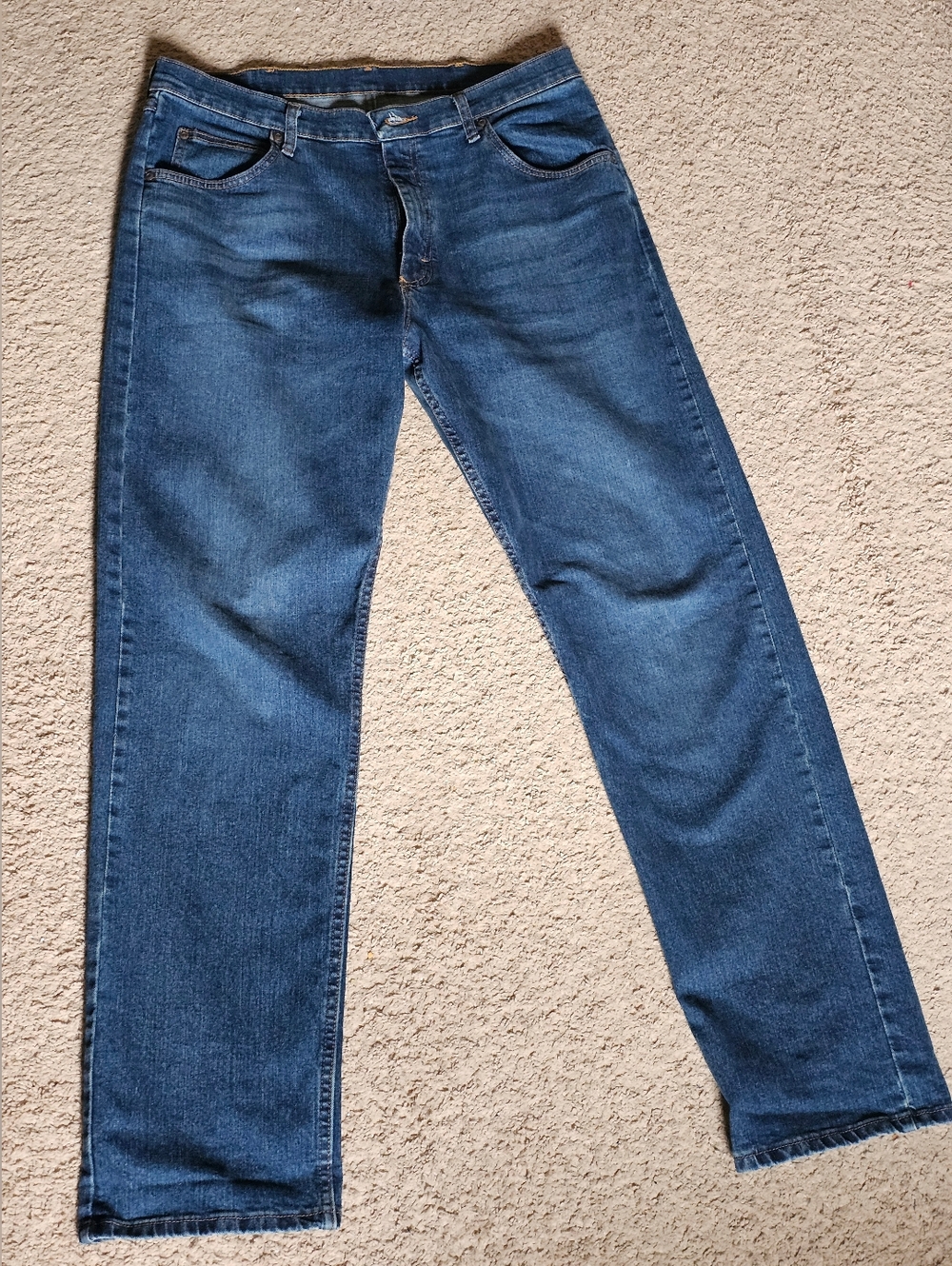Men's Wrangler Blue Jeans Straight Relaxed Fit Size 35 X 34 Model 1097FXWXD